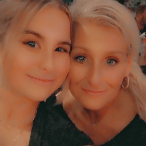 Meet your Posher, Nicole - Picture 2 of 6